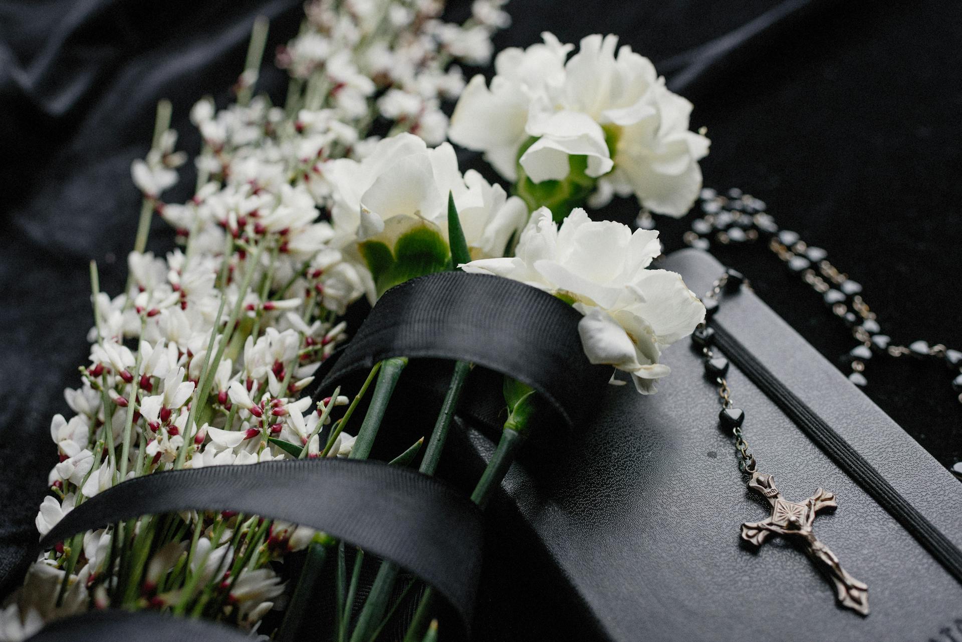 Echoes of Love: Crafting a Meaningful Eulogy - Pulvis Art Urns Blog