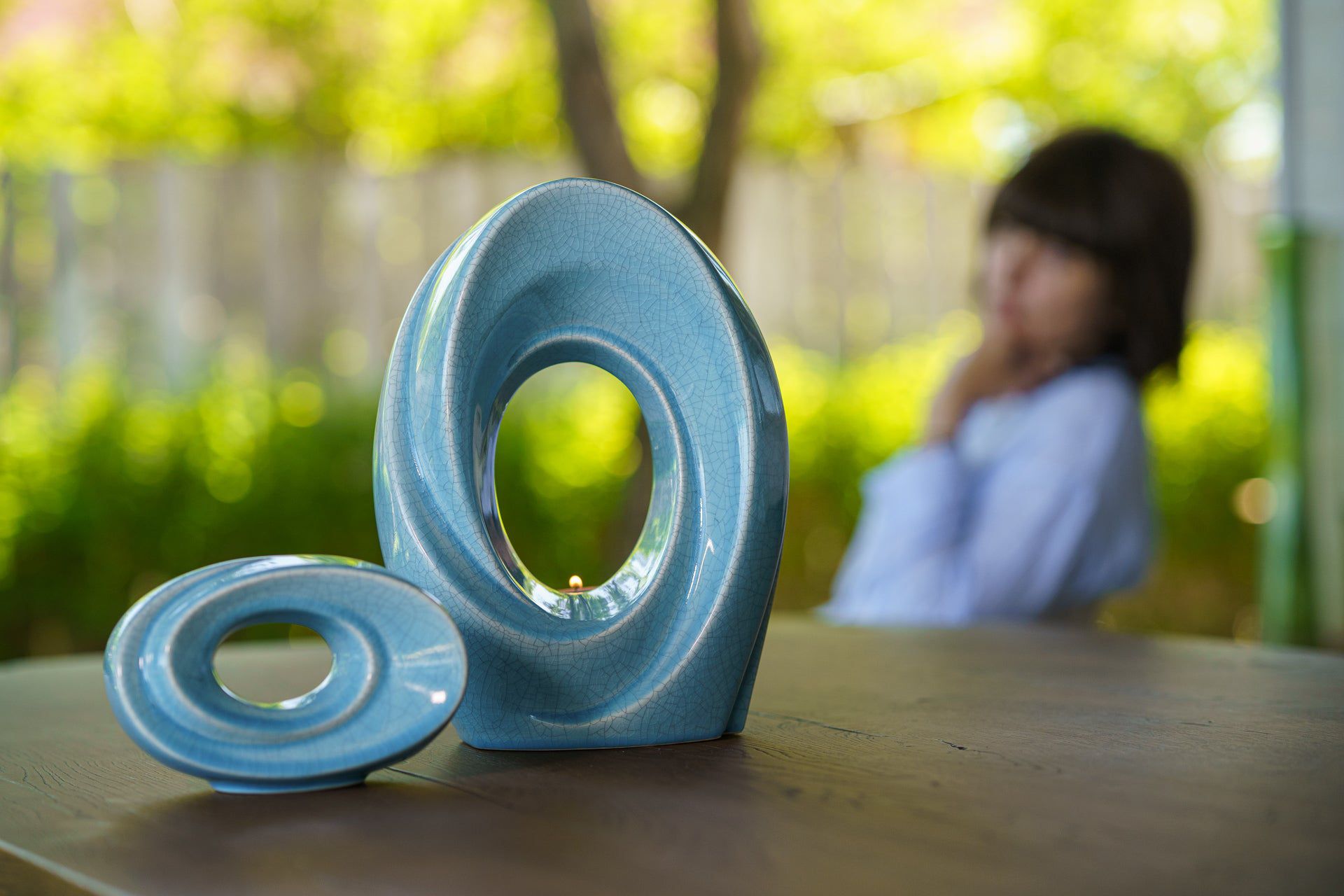 How to Choose the Perfect Cremation Urn: A Guide to Styles, Materials, and Memorial Keepsakes - Pulvis Art Urns