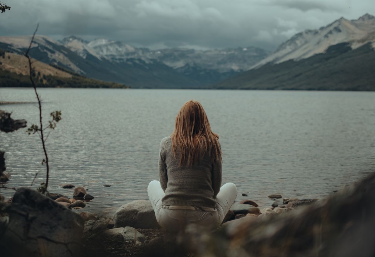 Discover how the brain remembers loved ones after loss. Learn about grief, memory, neuroscience, emotional connections, and how memorial objects like art urns help preserve meaningful bonds.