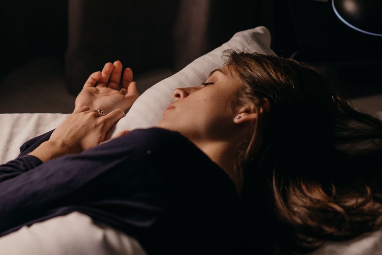Why We Dream About Loved Ones Who Have Passed Away: What Science and Psychology Reveal