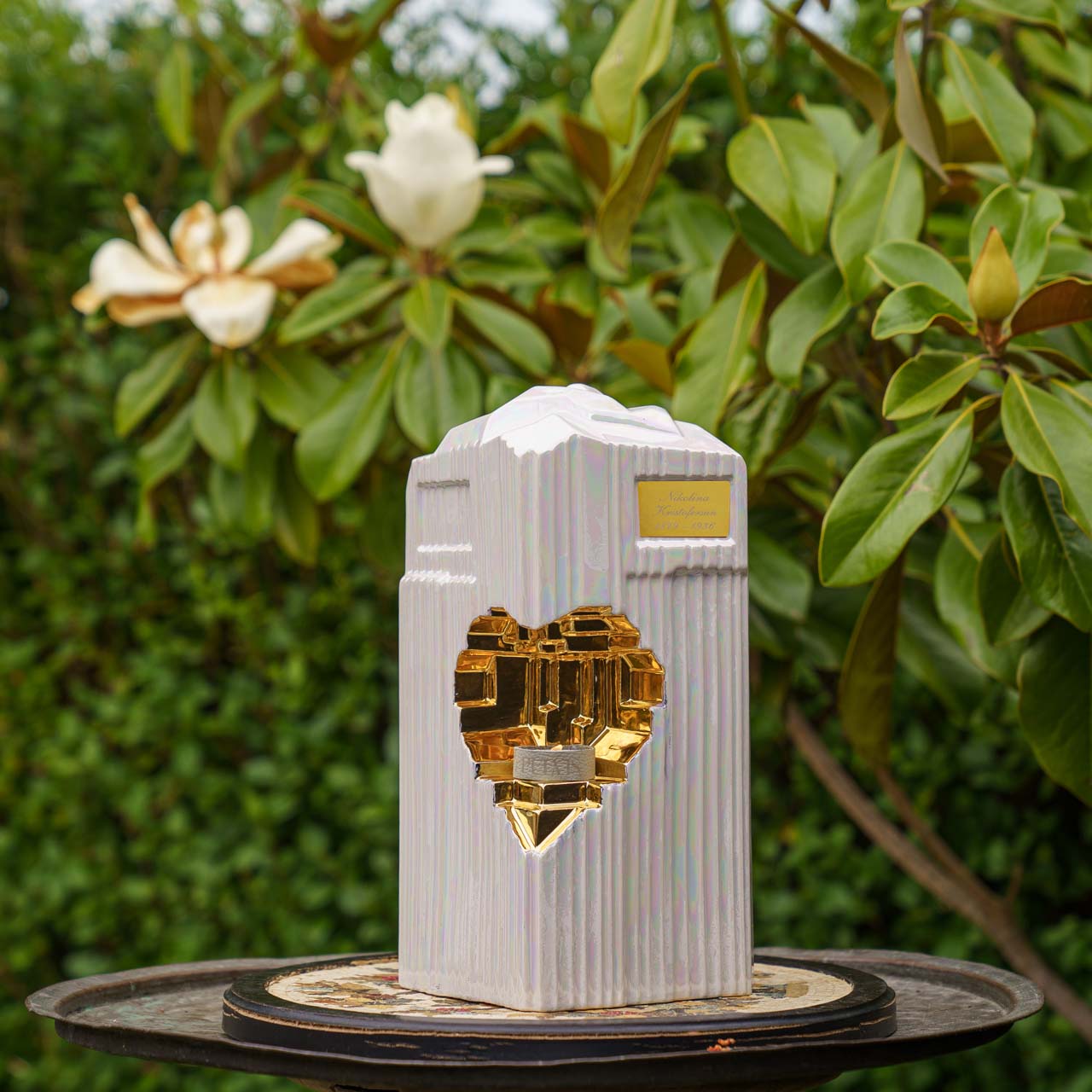 Load video: "Heart" by Pulvis Art Urns