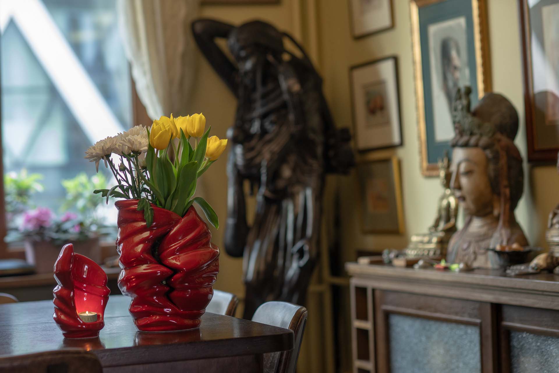 Load video: Light Cremation Urns By Pulvis Art Urns