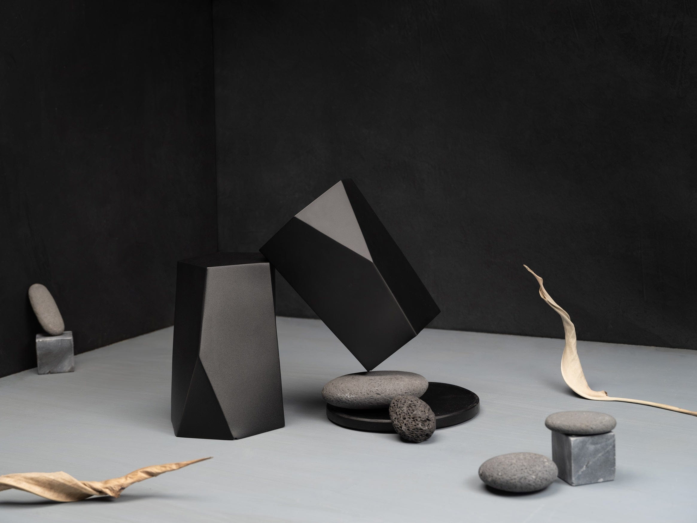 Handmade Urn "Crystal" - Stainless Steel | Dark Granite - Pulvis Art Urns