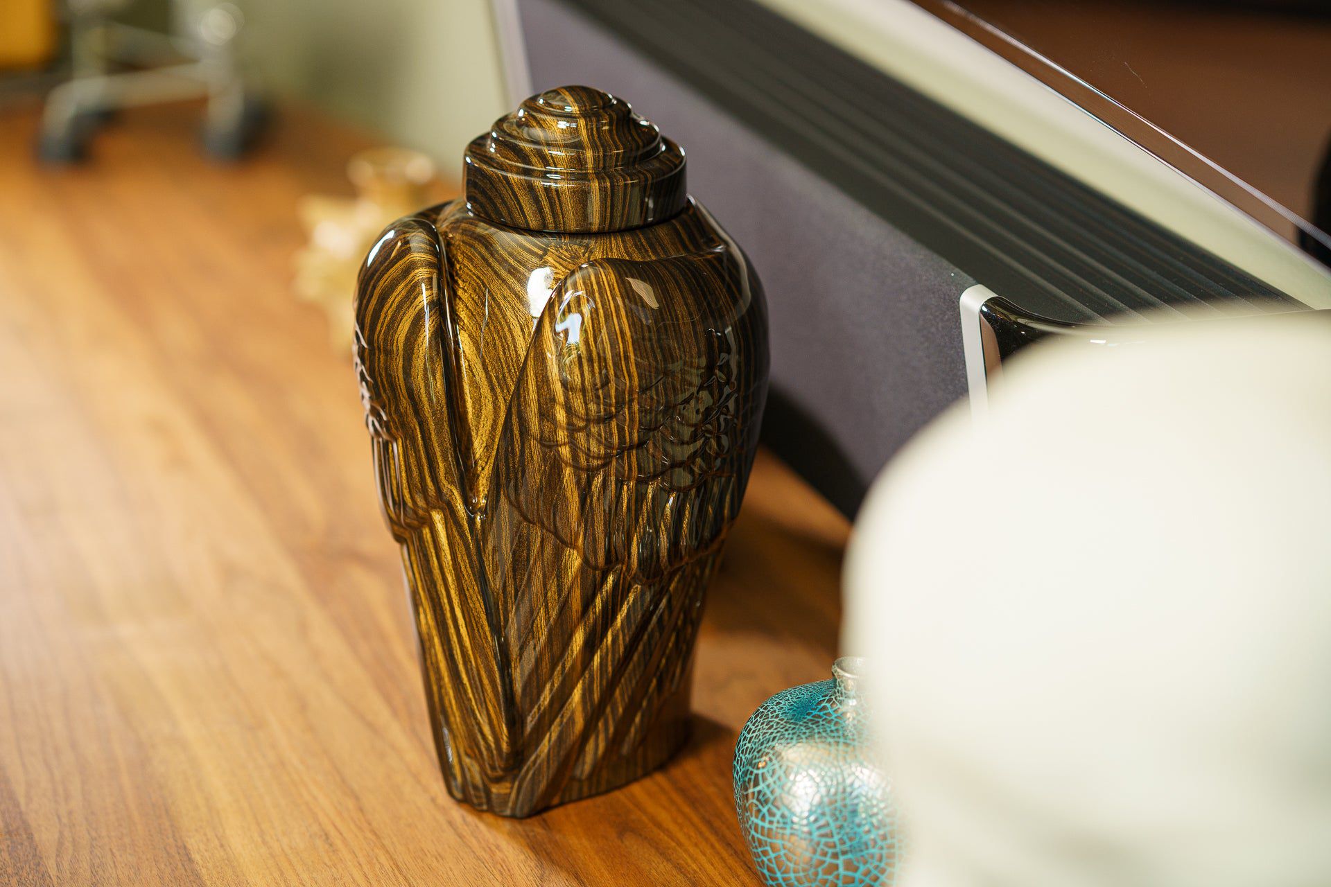 HydroGraphics Urn "Wings - Wood Stripes" - Large | Ceramic | Hydro Dipping - Pulvis Art Urns