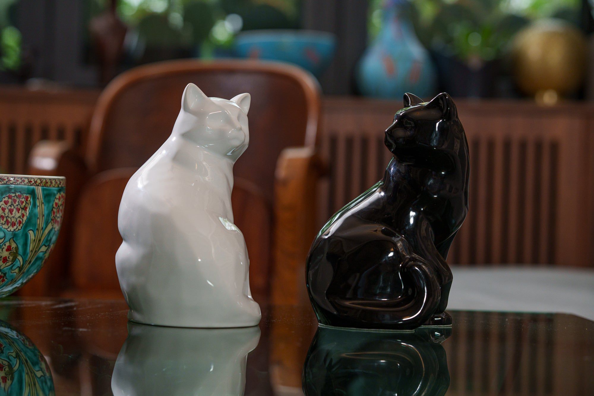 Felix Cat Urn for Ashes - Lamp Black | Ceramic | Handmade Pet Urn - Pulvis Art Urns