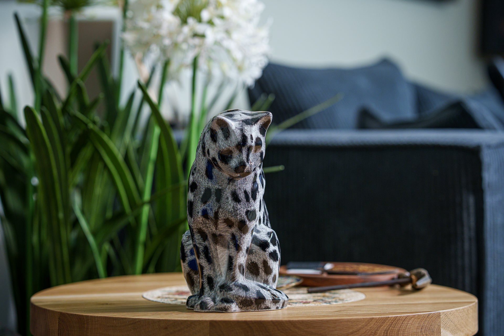 HydroGraphics Pet Urn "Neko" | Spotted White | Ceramic - Pulvis Art Urns