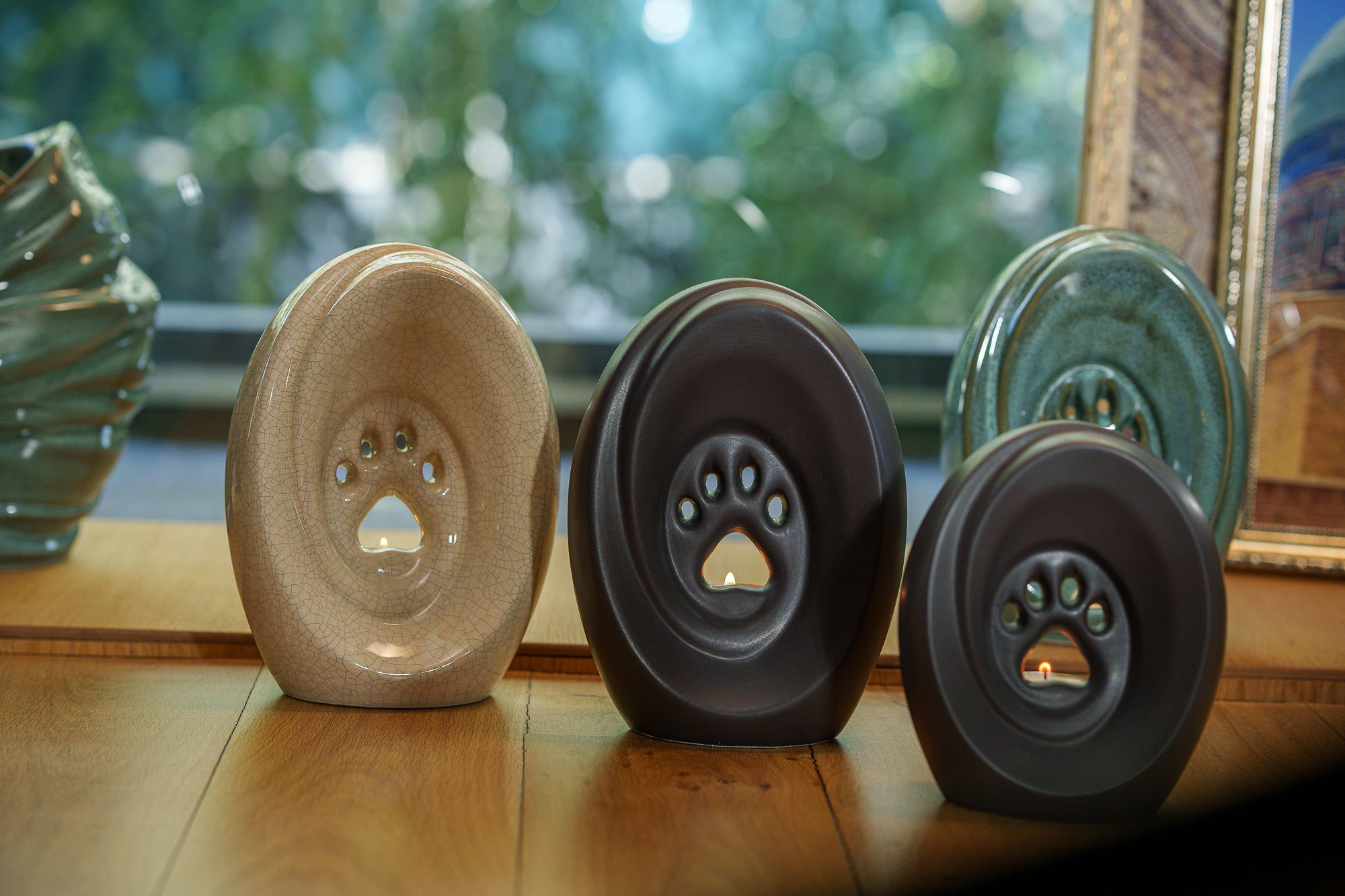 Load video: Paw Pet Cremation Urn by Pulvis Art Urns