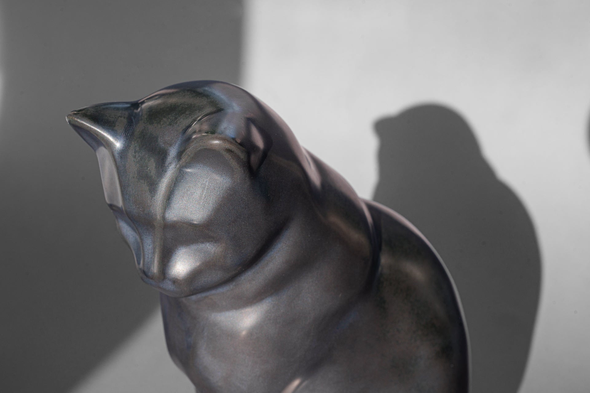 Neko Pet Urn for Ashes - Dark Matte | Ceramic | Handmade Cat Urn - Pulvis Art Urns