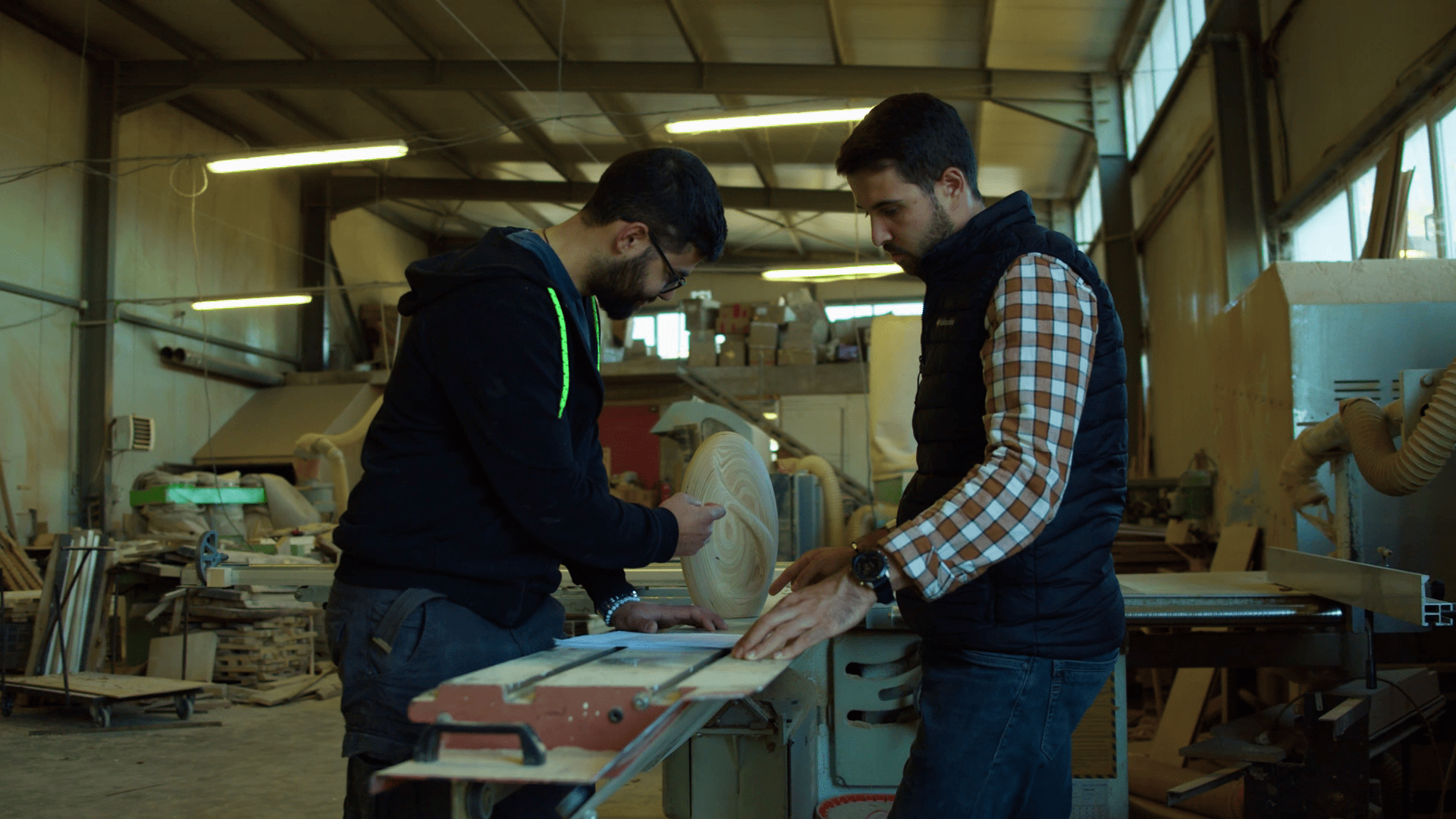 Cargar video: Urnas de madera para cenizas - Pulvis Art Urns