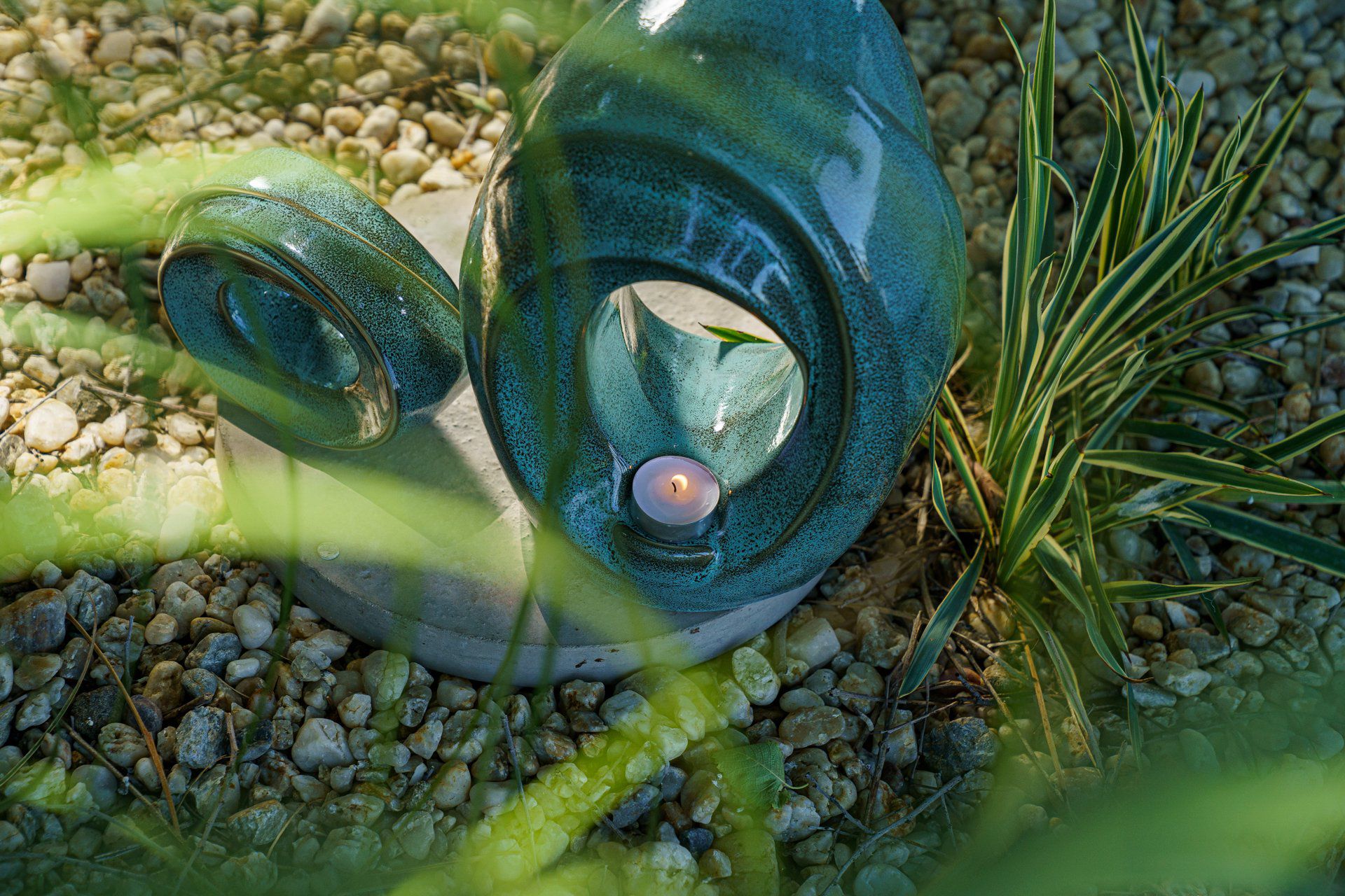 Handmade Cremation Urn for Ashes "The Passage" - Large Urn | Oily Green Melange - Pulvis Art Urns