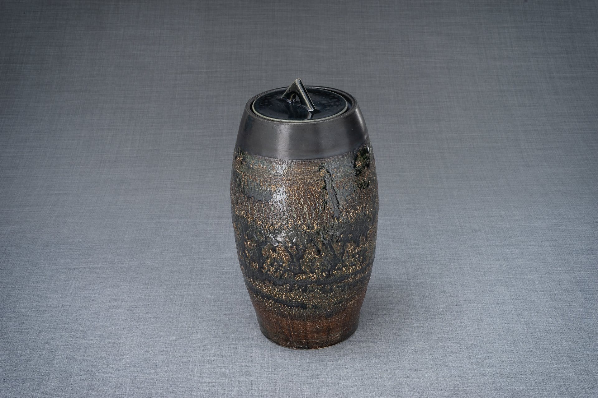 Pottery Wheel Urn for Ashes "Superious" - Large | Black gloss | Ceramic - Pulvis Art Urns