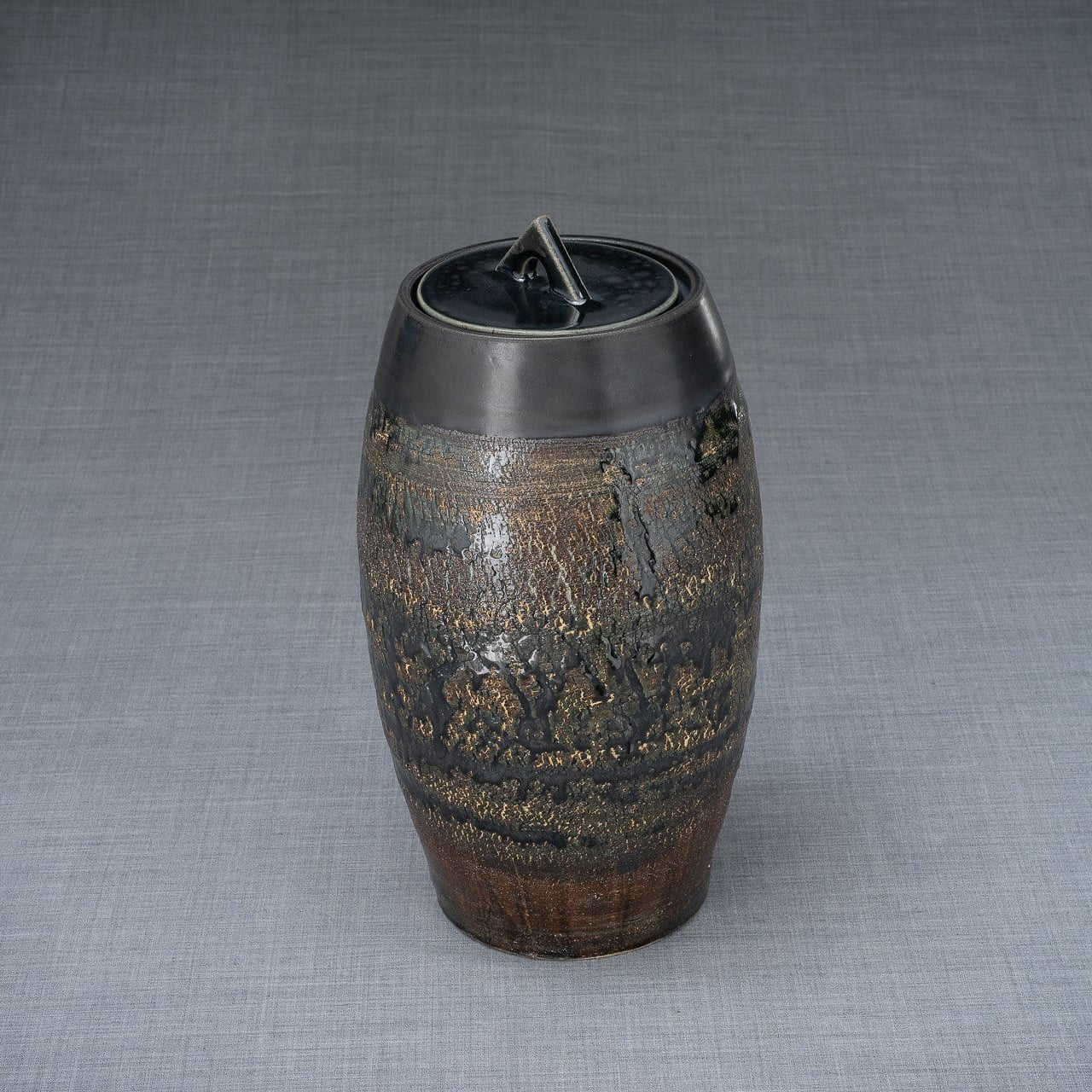 Pottery Wheel Urn for Ashes "Superious" - Large | Black gloss | Ceramic - Pulvis Art Urns