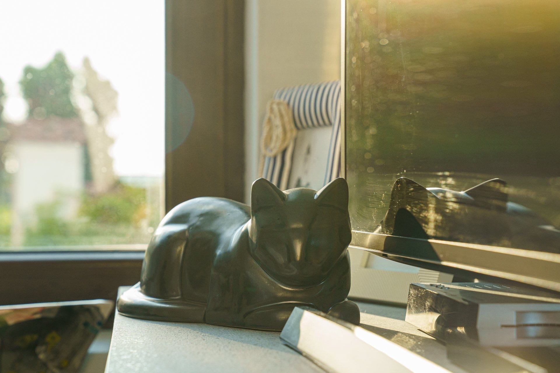 Cat Cremation Urn for Ashes - Lamp Black | Ceramic | Handmade Pet Urn - Pulvis Art Urns