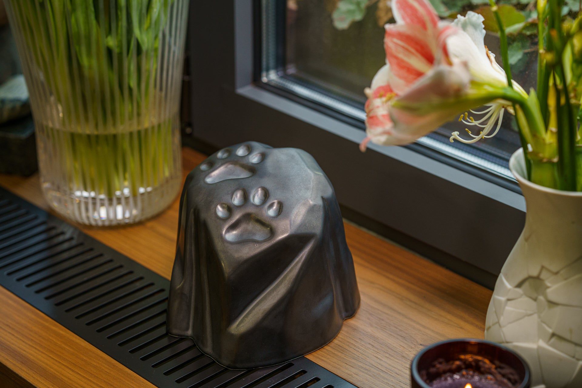 Paw Print Urn For Pet Ashes - Dark Matte | Ceramic Pet Urn - Pulvis Art Urns