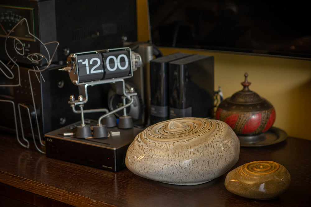 Urna de cremación moderna para cenizas de Pulvis Art Urns. Modelo Resonance - urna grande y recuerdo