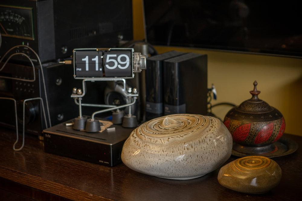 Urna de cremación hecha a mano Resonance para cenizas. Foto de la urna grande y del relicario de Pulvis Art Urns.