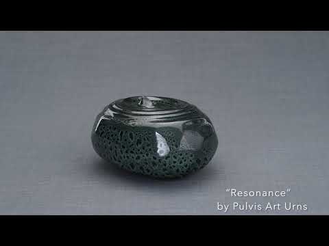 
                  
                    Cargue y reproduzca el vídeo en el visor de la Galería, "Resonance" (black melange) - Urna de cerámica hecha a mano para cenizas humanas
                  
                