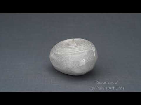 
                  
                    Cargue y reproduzca el vídeo en el visor de la Galería, Urna de cremación para cenizas hecha a mano Resonance
                  
                