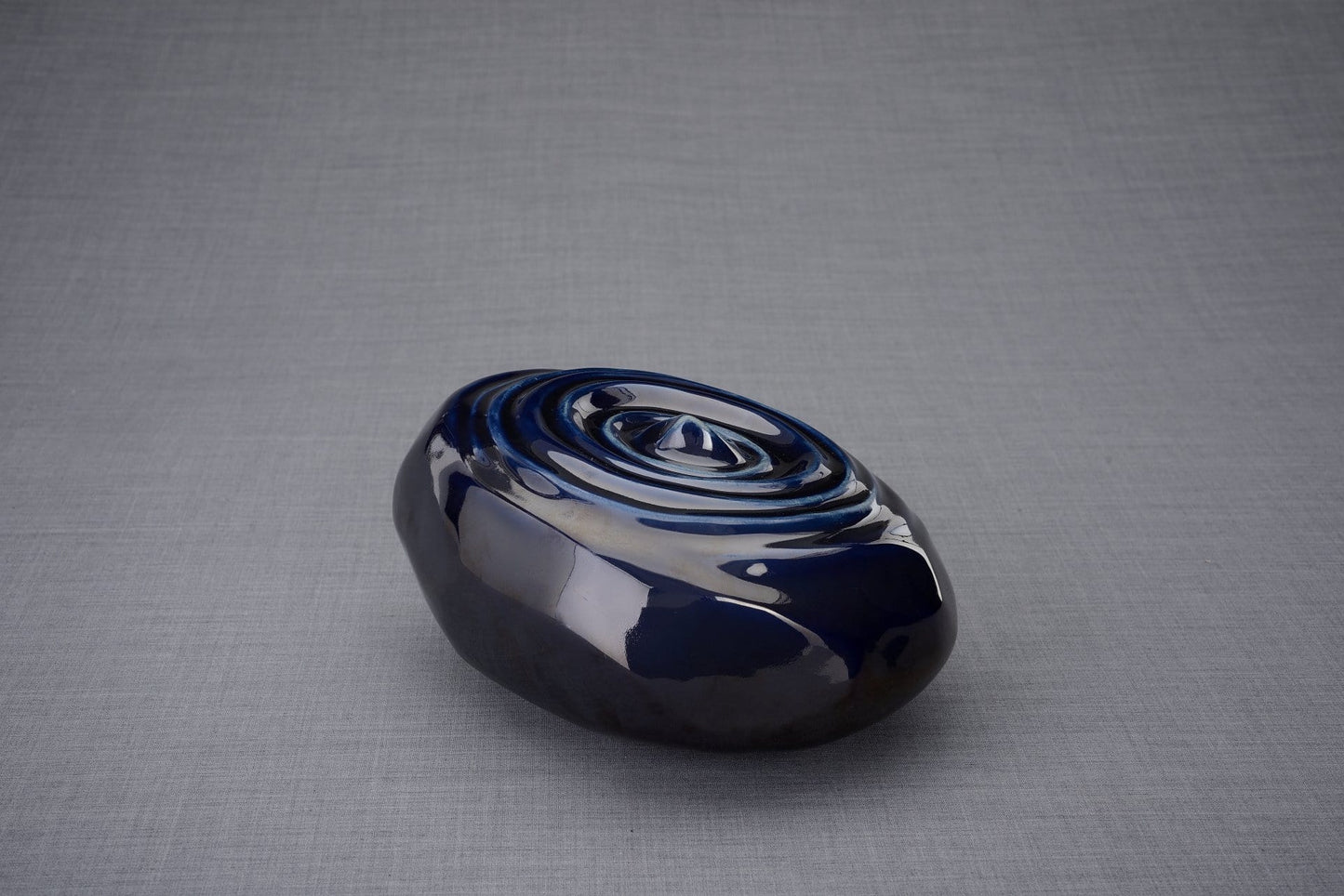 Urna de cremación para cenizas hecha a mano Resonance, tamaño Adulto/Grande, color Cobalto Metálico-Urnas de arte Pulvis