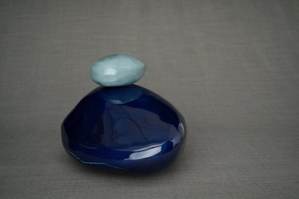 
                  
                    Urna de cremación de piedra hecha a mano para cenizas, tamaño grande/adulto, color cobalto metálico-Urnas de arte de Pulvis
                  
                