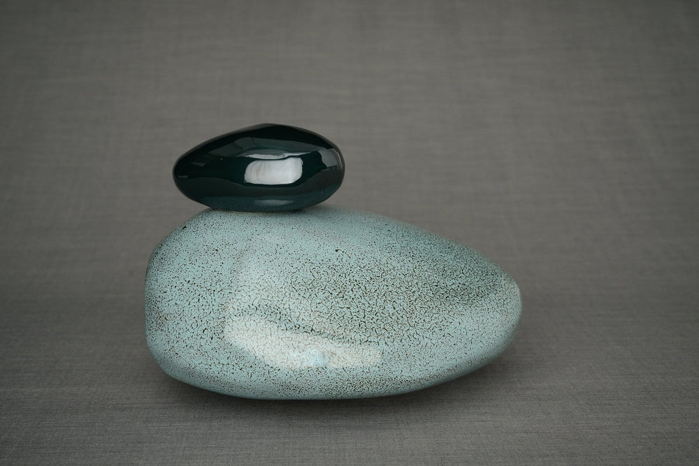 Urna de cremación de piedra hecha a mano para cenizas, tamaño grande/adulto, color verde aceitoso mélange-Urnas de arte de Pulvis
