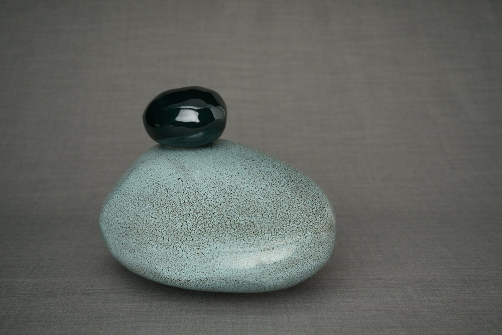 
                  
                    Urna de cremación de piedra hecha a mano para cenizas, tamaño grande/adulto, color verde aceitoso mélange-Urnas de arte de Pulvis
                  
                