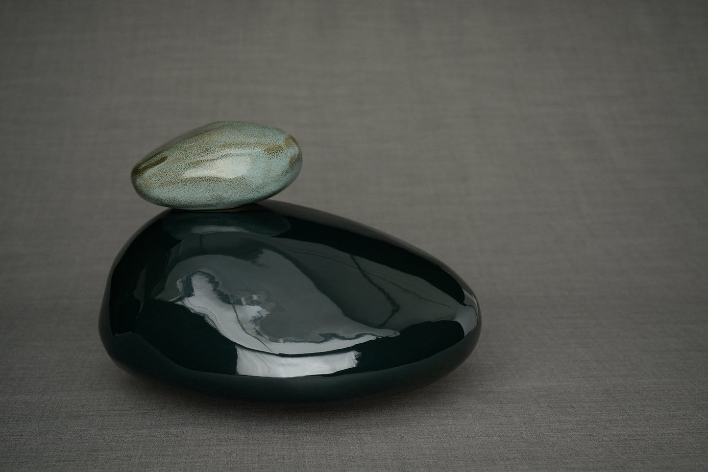 Urna de cremación de piedra hecha a mano para cenizas, tamaño grande/adulto, color verde óxido-Urnas de arte de Pulvis