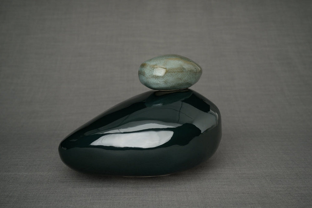 
                  
                    Urna de cremación de piedra hecha a mano para cenizas, tamaño grande/adulto, color verde óxido-Urnas de arte de Pulvis
                  
                