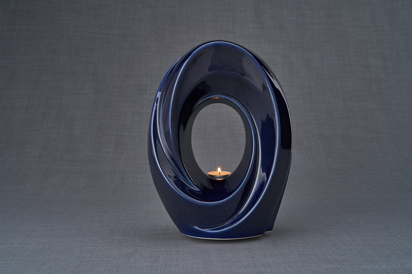 
                  
                    Urna de cremación para cenizas hecha a mano "El Pasaje" - Grande | Cobalto metálico | Cerámica
                  
                