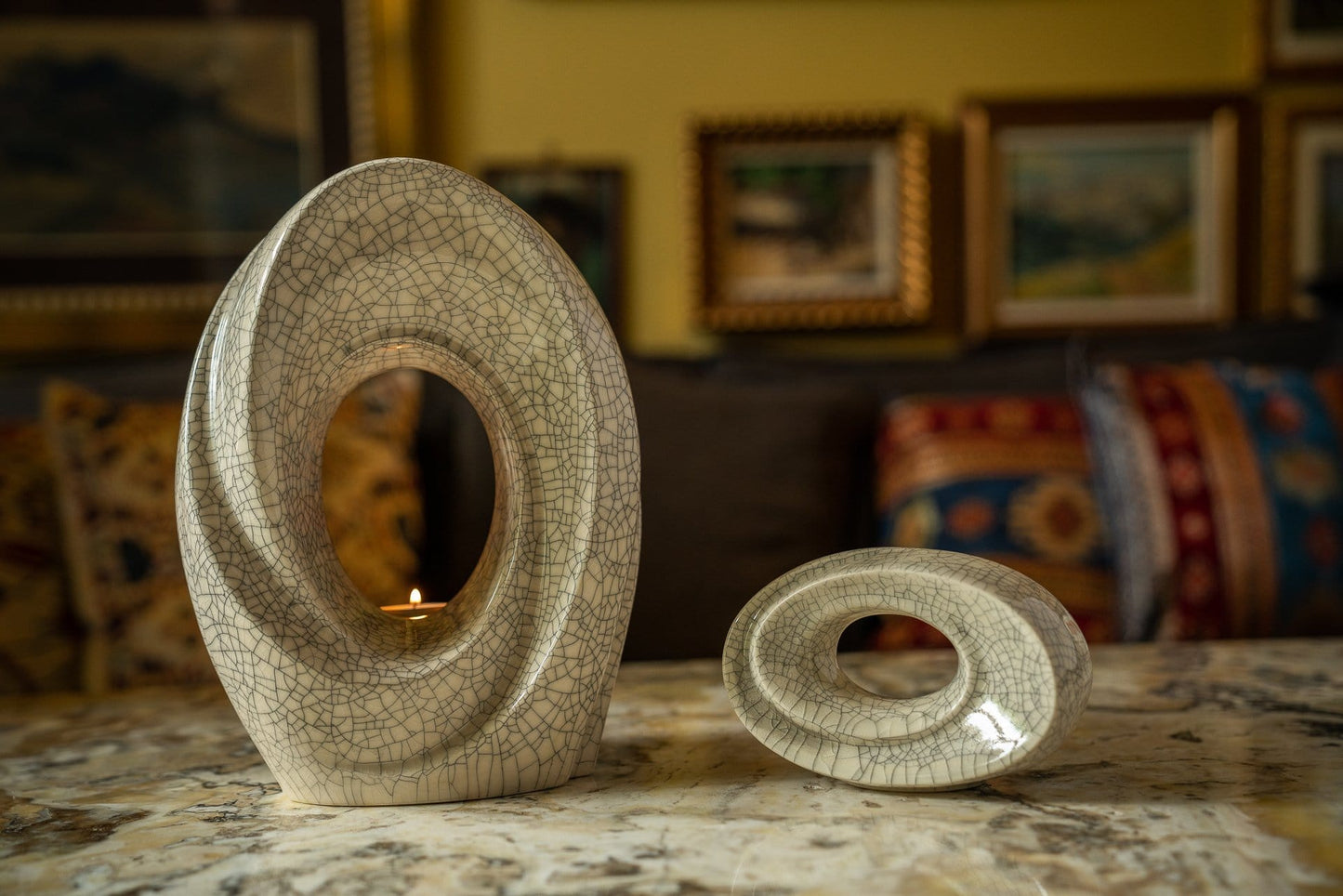 
                  
                    Urna de cerámica para cenizas - El Pasaje- set (color Craquelure con vela ) de Pulvis Art Urns 
                  
                
