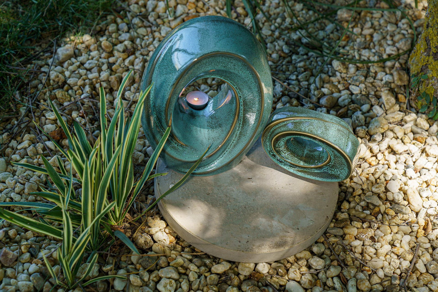 
                  
                    Urna de cremación hecha a mano para cenizas "El Pasaje" - Grande | Verde mélange aceitoso | Cerámica
                  
                