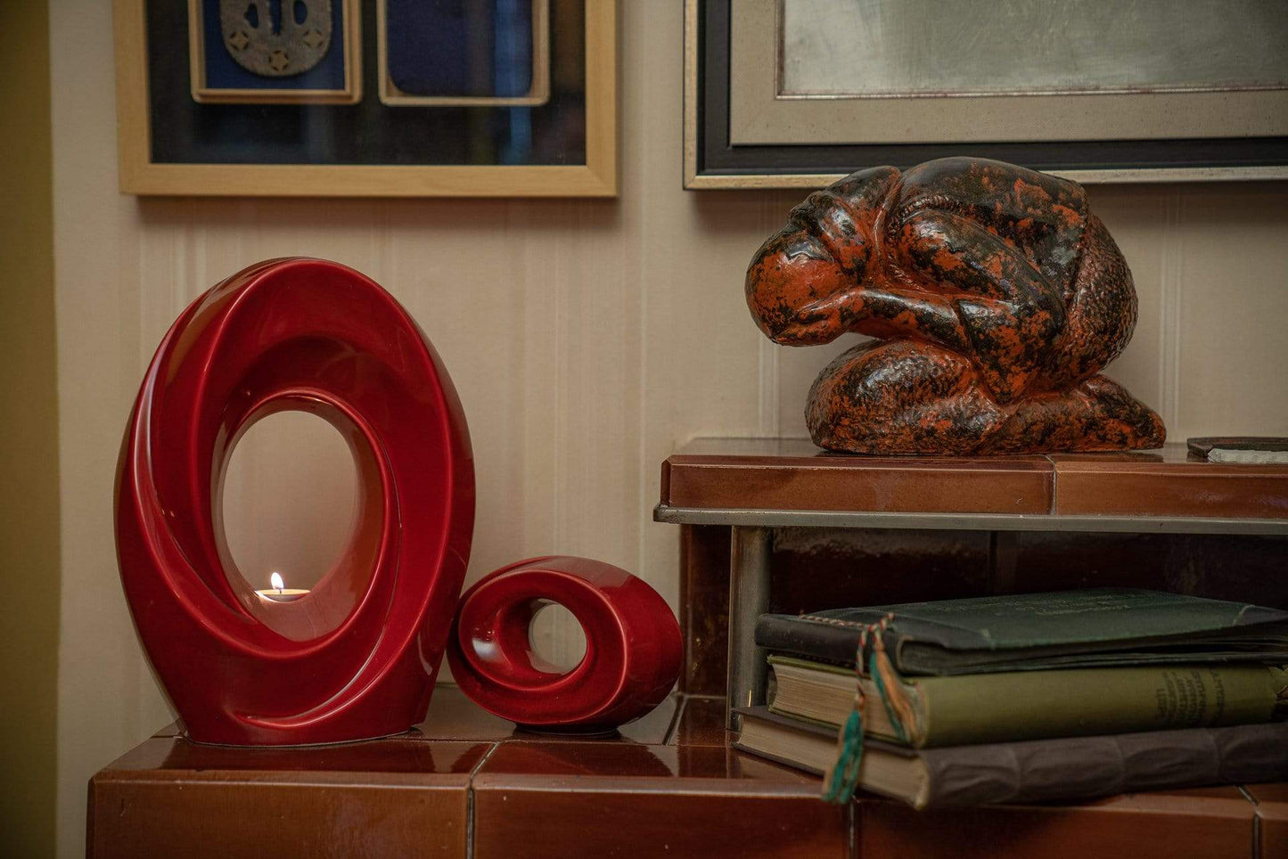 
                  
                    Urna de cerámica para cenizas - El Pasaje- set (color rojo con vela ) de Pulvis Art Urns 
                  
                