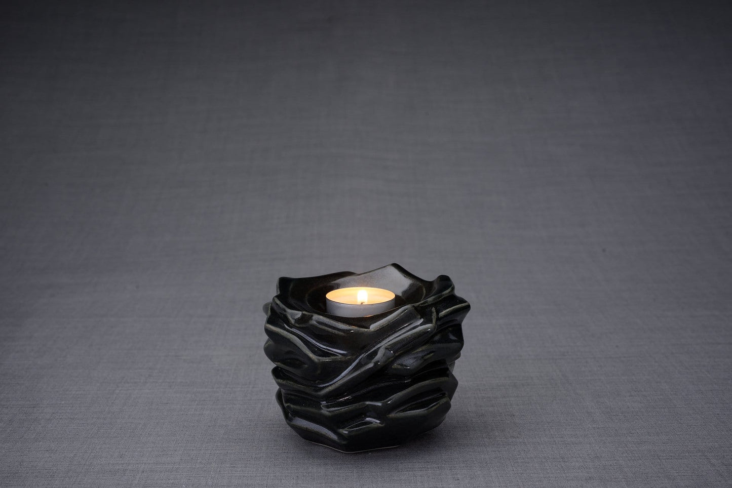 
                  
                    Urna de cremación para cenizas hecha a mano, color negro brillante, portavelas- Urnas de arte de Pulvis
                  
                