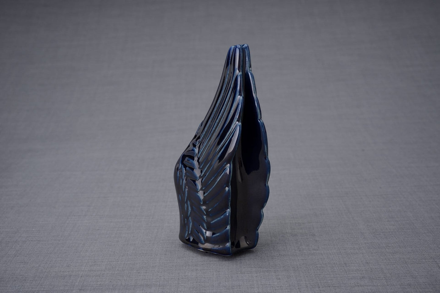 Urna de cremación hecha a mano para cenizas, color cobalto metálico-Urnas de arte de Pulvis