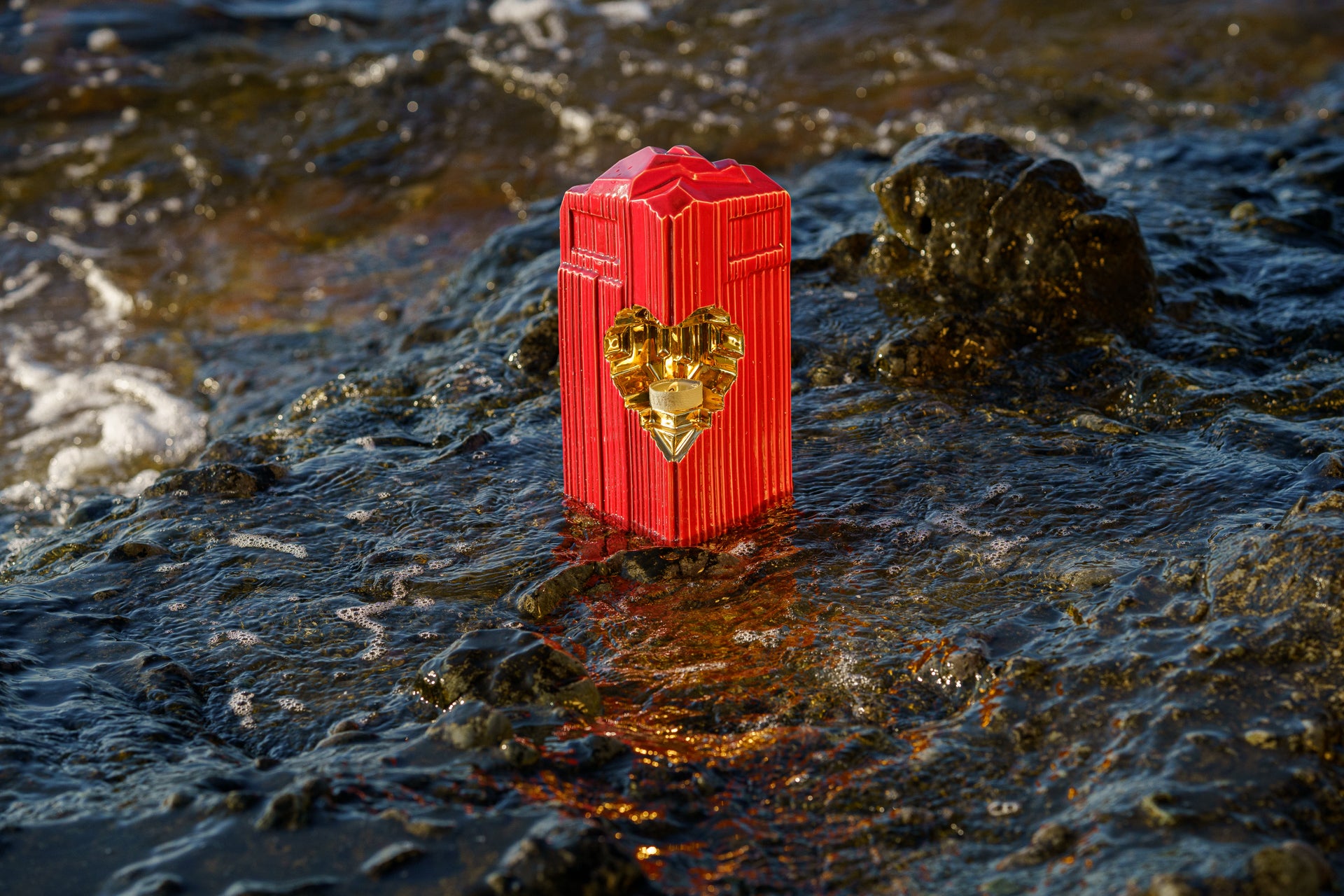 On Love - Pulvis Art Urns