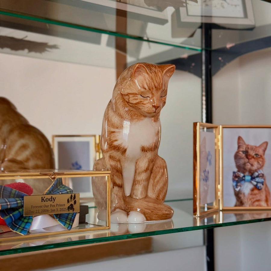 Urne mémorielle pour chat peinte à la main, Pulvis Art Urns