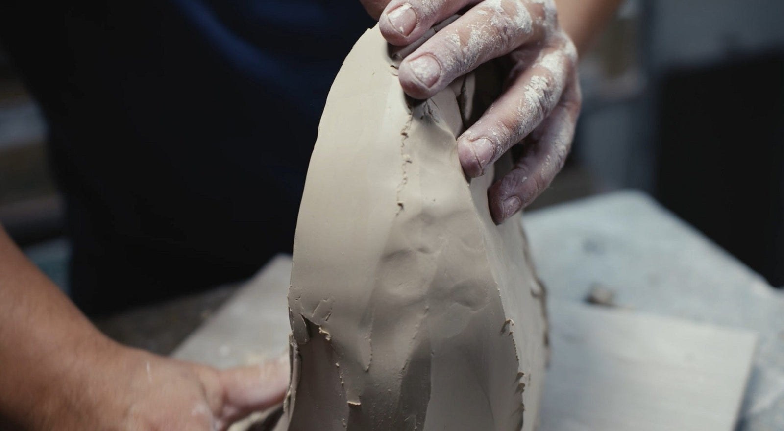 Proceso artesanal de las urnas Pulvis