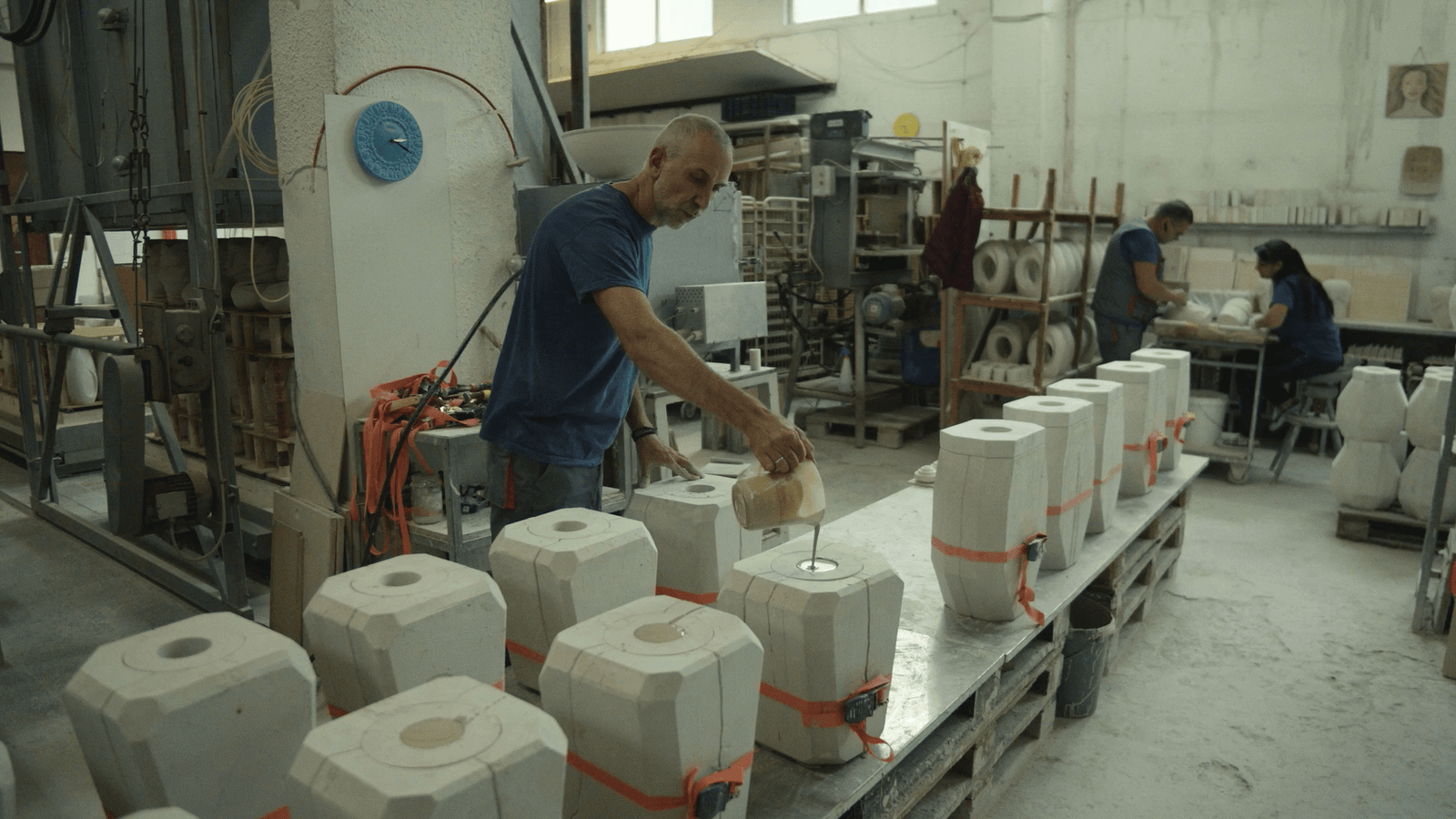 Keramist aan het werk in het atelier van Pulvis Art Urns