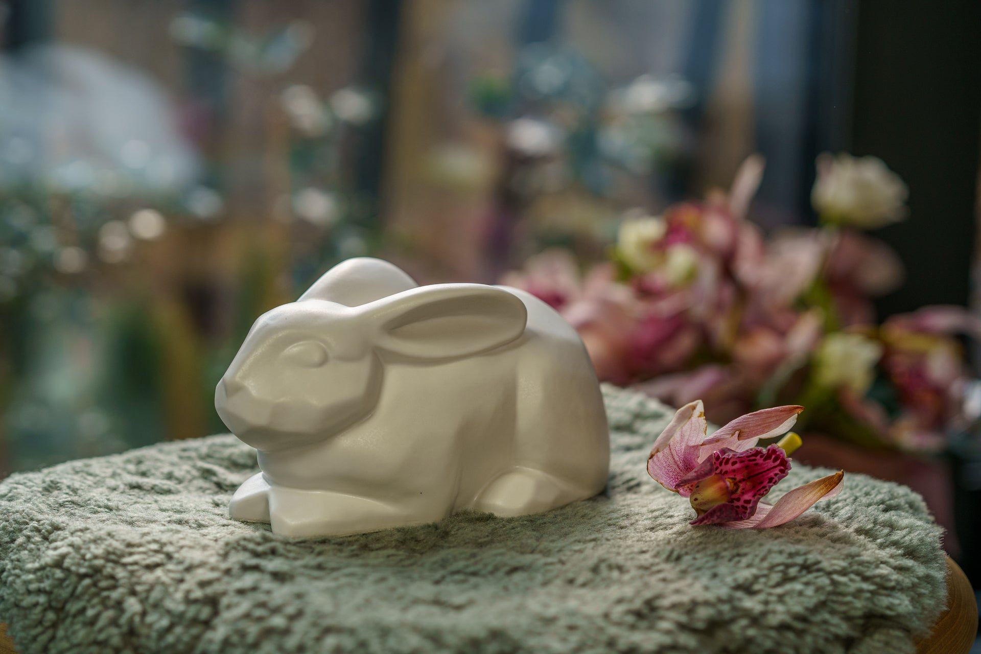 Load video: Pet Cremation Urn by Pulvis Art Urns