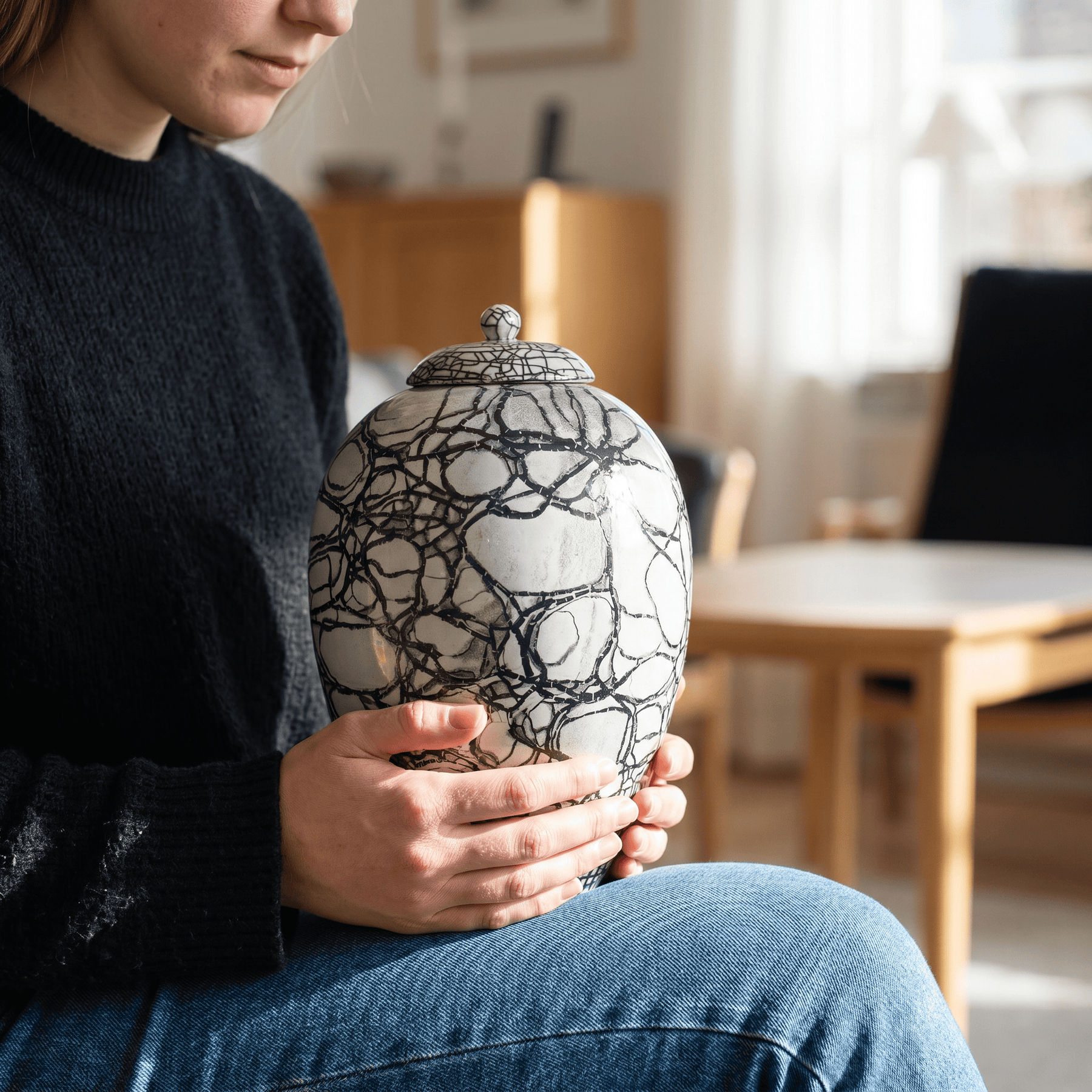 Urne funéraire artisanale Embrace, grès émaillé style raku, par Pulvis Art Urns