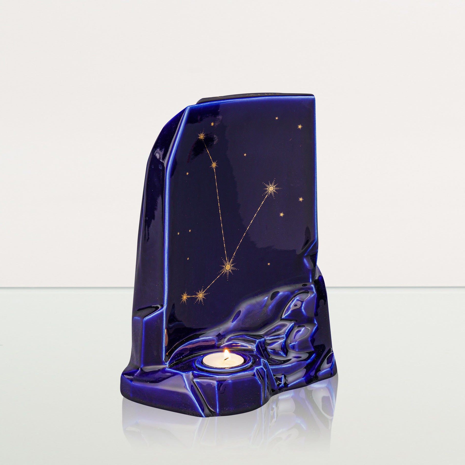 星座の遺灰用骨壺「牡羊座」 - 大 | 星座の骨壺 | 陶器 – Pulvis Art Urns