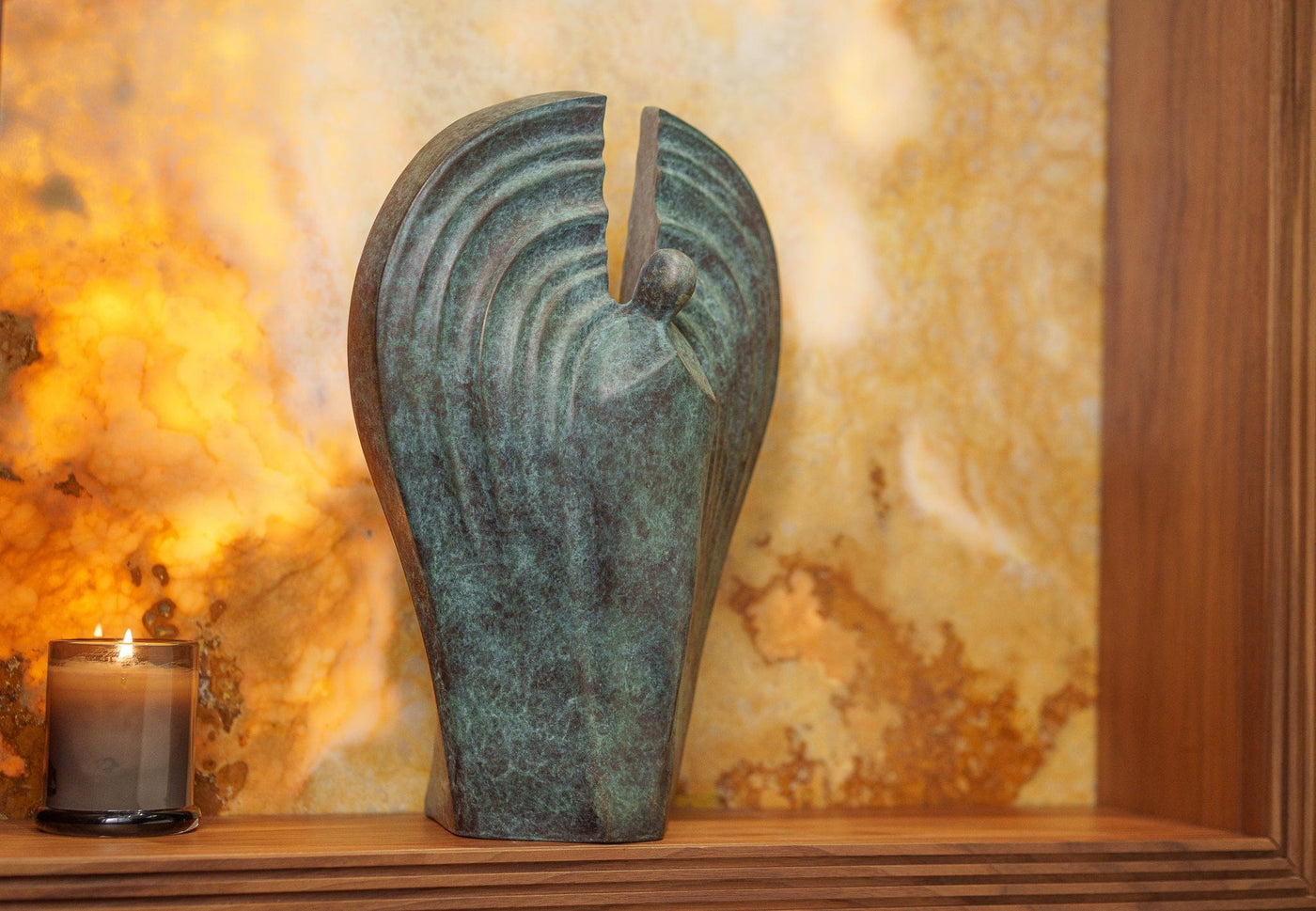 Urne Masterpiece Guardian en bronze coulé à patine verte, Pulvis Art Urns