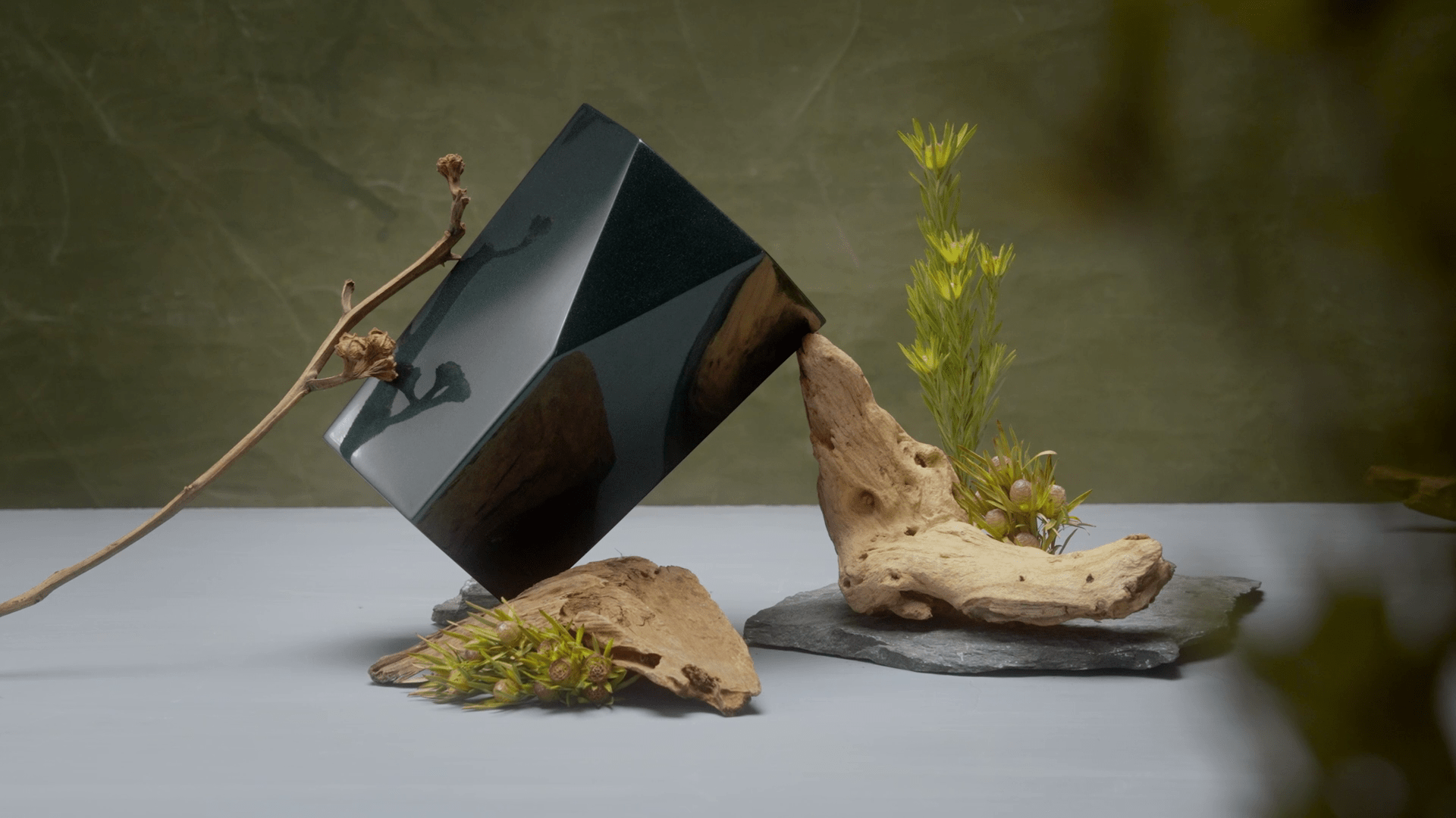 Handmade Urn "Crystal" - Stainless Steel | Pearly Green - Pulvis Art Urns