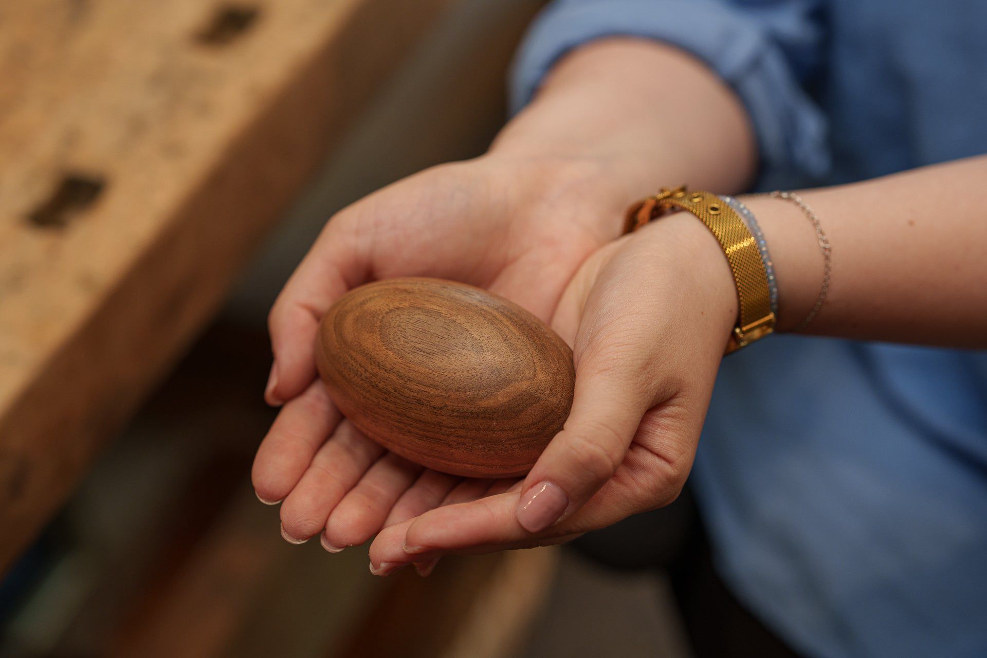 Load video: Wooden urns by Pulvis Art Urns