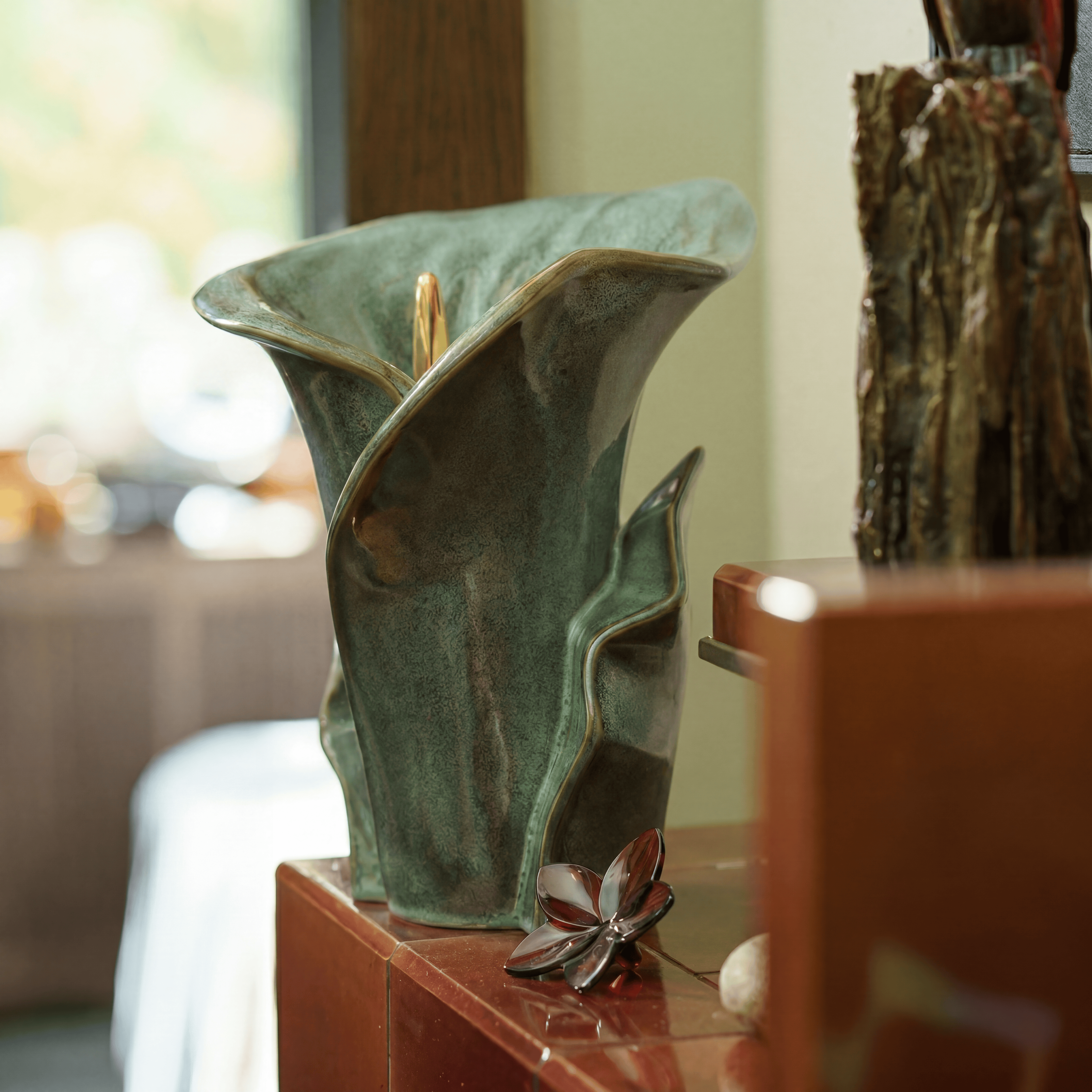 Pulvis Art Urns Medium Size Urn Calla Flower Memorial Urn for Ashes - Large Urn | Oily Green Melange