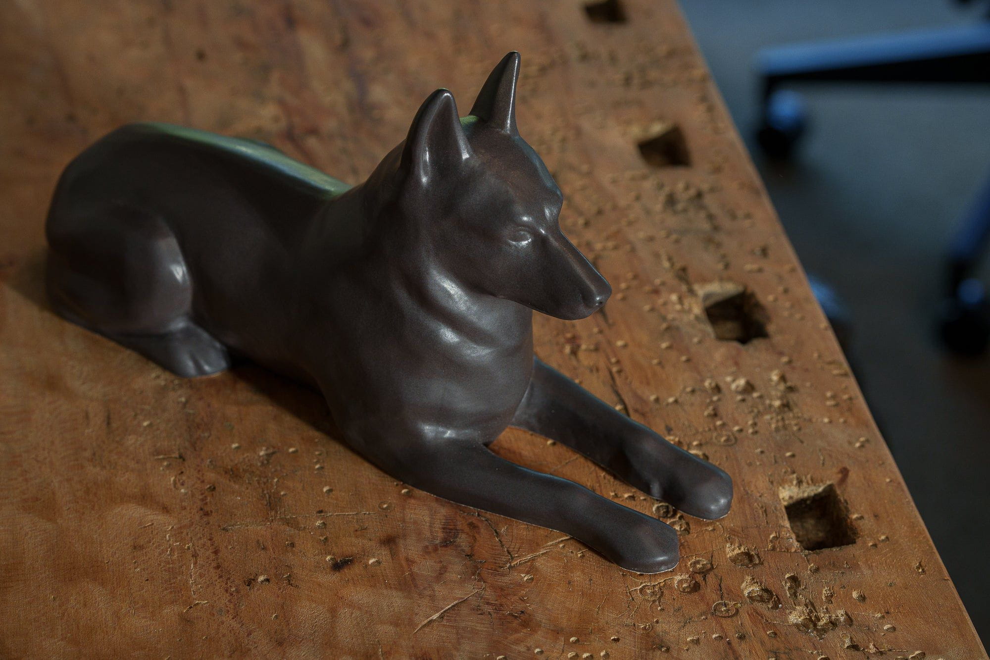 ジャーマン・シェパード用ペット骨壺 - グレーマット | セラミック製犬