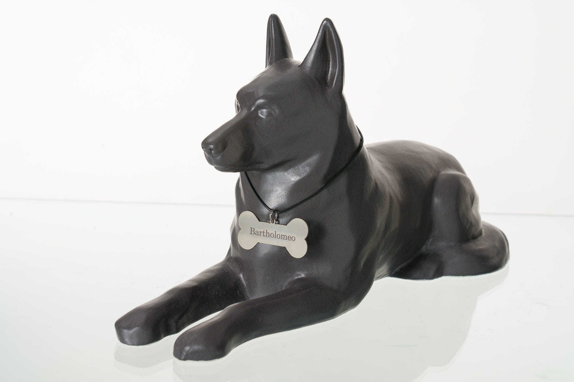 ジャーマン・シェパード用ペット骨壺 - グレーマット | セラミック製犬