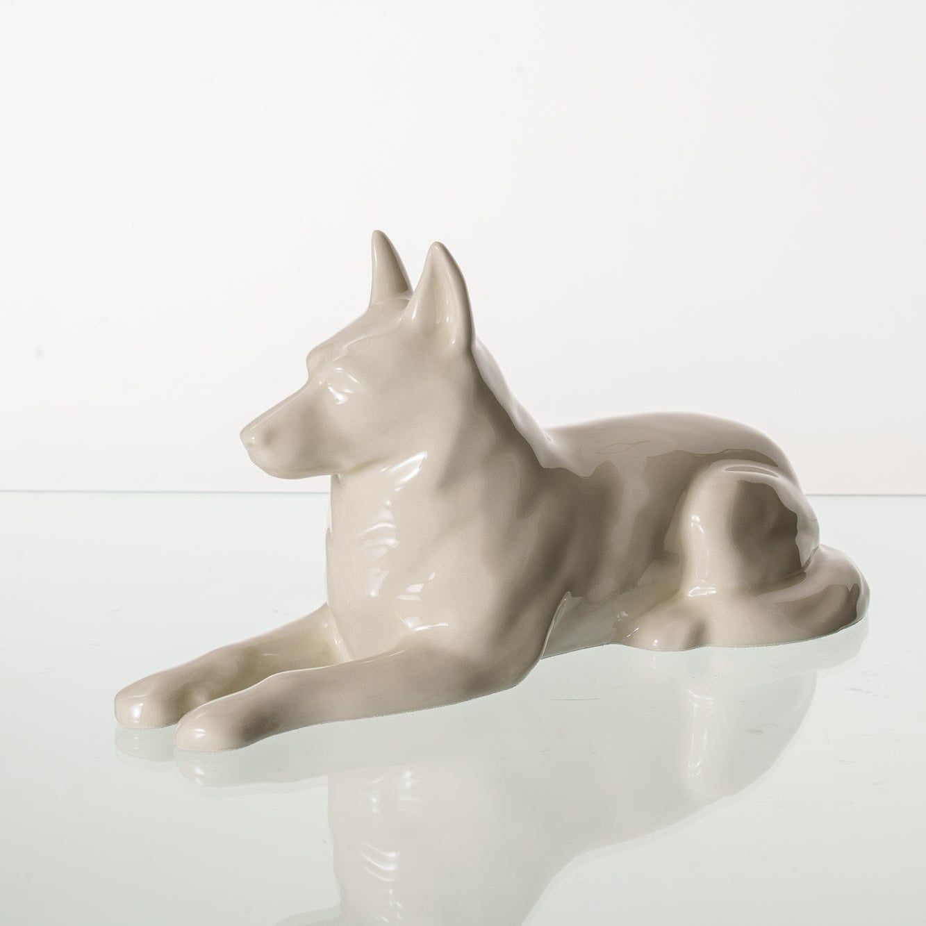 ポーラ・マッカードル 骨を咥えた犬 64／350 40✖️40 ジャーマン・シェパード・ドッグ用の骨壺 | プルヴィス・アート