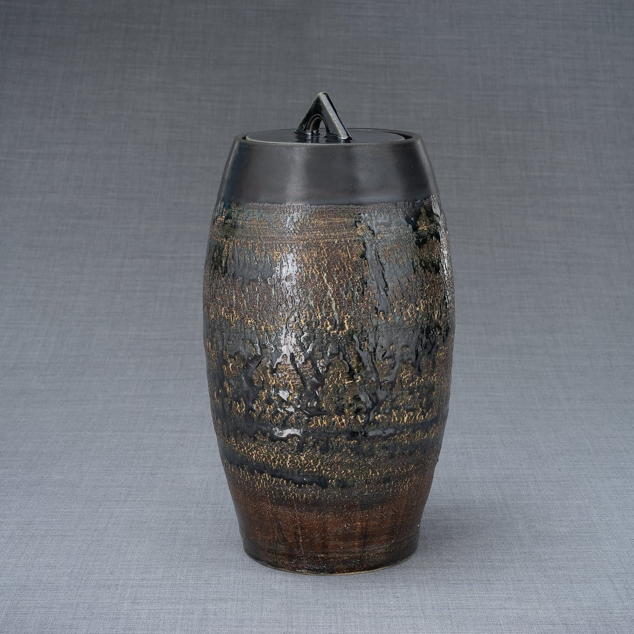 Pottery Wheel Urn for Ashes "Superious" - Large | Black gloss | Ceramic - Pulvis Art Urns