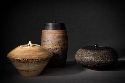 Pottery Wheel Urn for Ashes "Legatum" - Large | Manganese brown | Ceramic - Pulvis Art Urns